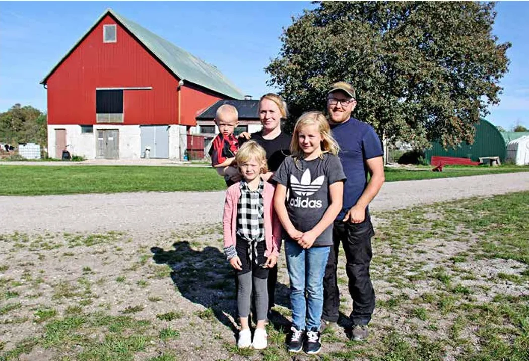 Pernilla Olofsson och Simon Larsson med barnen Engla, Joline och James framför ladugården i När Andarve vid Husdjurs besök i september.