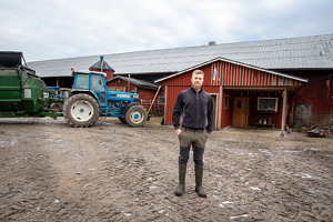 Linus Andersson Grönvall är en ung bonde som satsar på mjölkkor.