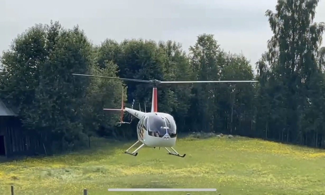 Helikopter med flygande veterinärer landar i en hästhage.