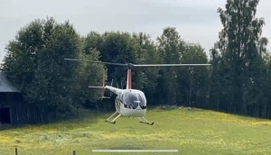 Helikopter med flygande veterinärer landar i en hästhage.